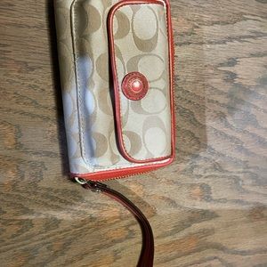 Authentic coach wallet. Perfect condition. Brand new.